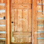 🚪 Descubre las encantadoras y duraderas puertas rústicas de madera para cabañas 🌲