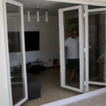 🚪✨ Puertas de PVC con cristal para exterior: una opción elegante y funcional para tu hogar 🏡