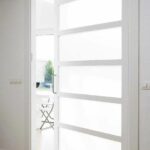 🚪✨ Descubre las elegantes puertas de interior con vidrio para darle estilo y luminosidad a tus espacios